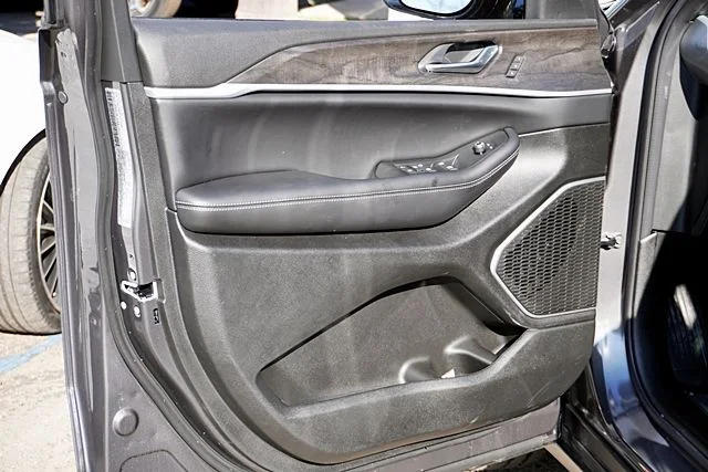 New 2026 Baltic Gray Metallic Clear-Coat Exterior Paint Jeep Limited image 25