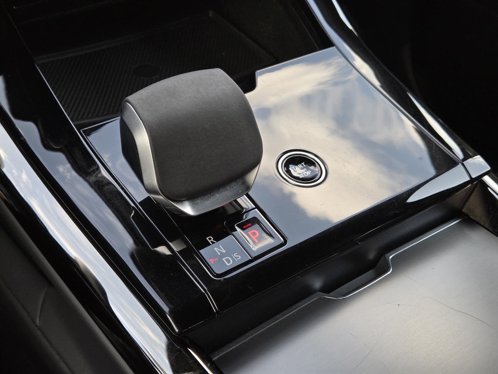Used 2025 Santorini Black Metallic Land Rover SE image 16