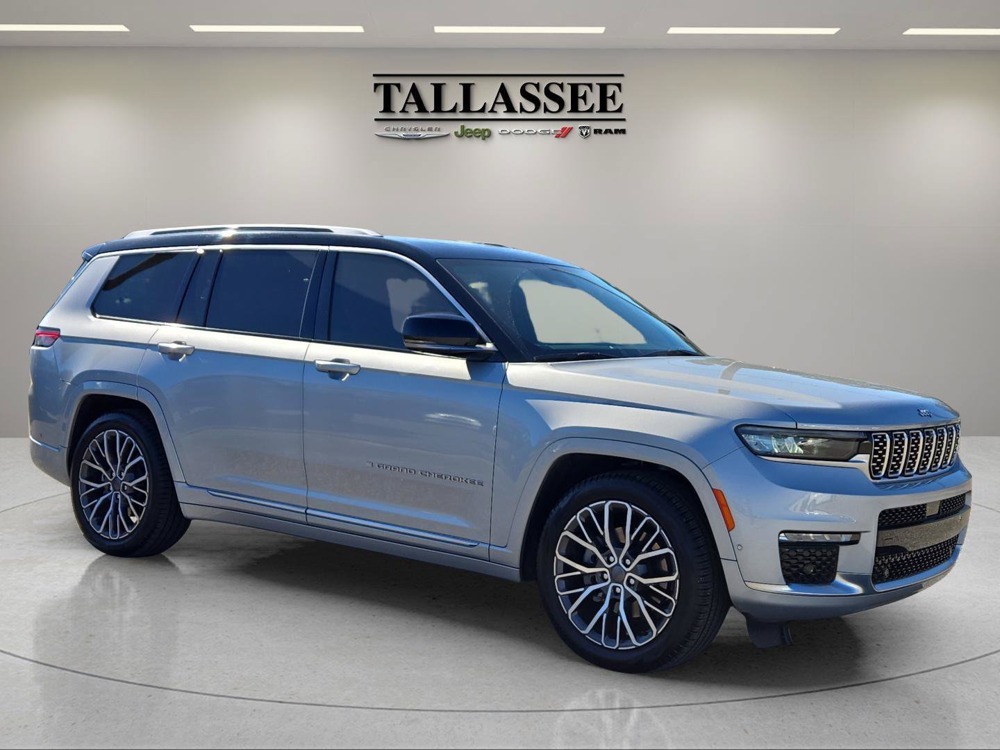 Used 2021 Silver Jeep Summit Reserve image 5