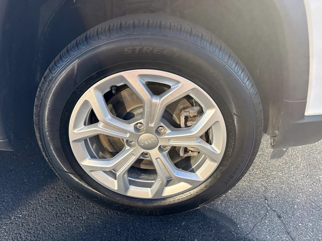 Used 2024 White Jeep Latitude image 12