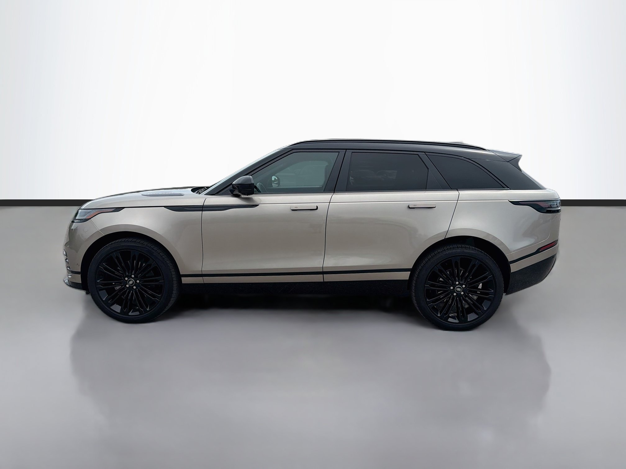 Used 2026 Batumi Gold Premium Metallic Land Rover Dynamic SE image 2