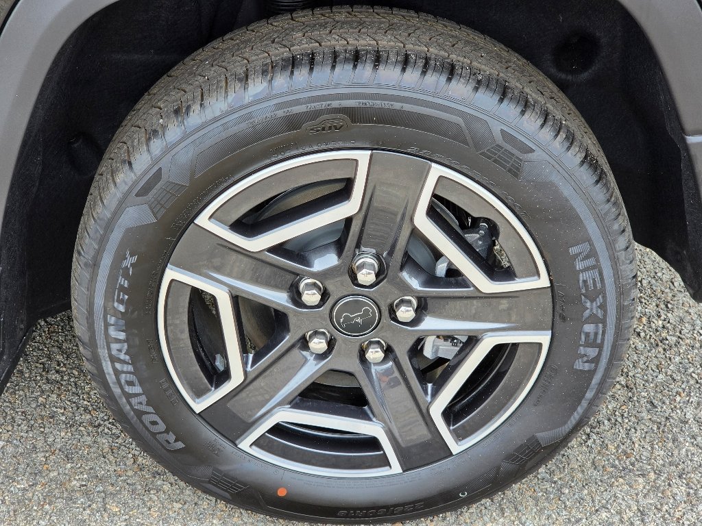 New 2026 Diamond Black Crystal Pearl-Coat Exterior Paint Jeep Laredo image 4