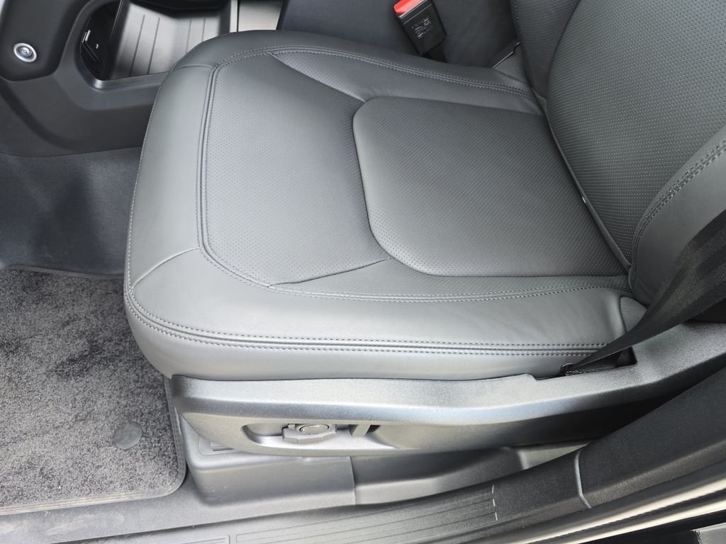 New 2026 Black Land Rover X-Dynamic SE image 30