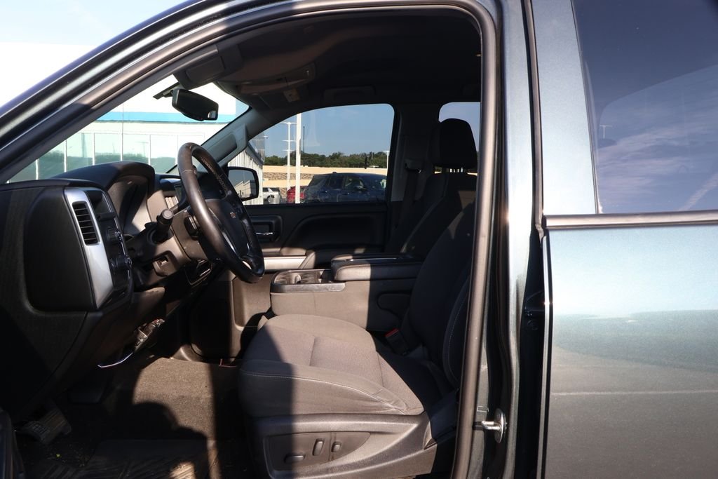 Used 2018 GRAPHITE METALLIC Chevrolet LT image 12