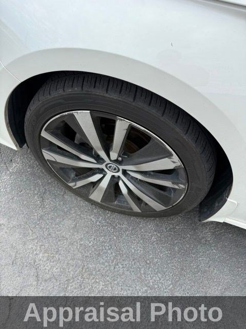 Used 2020 White Nissan 2.5 SR image 5