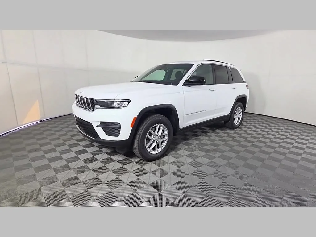 New 2026 Bright White Clear-Coat Exterior Paint Jeep Laredo X image 35