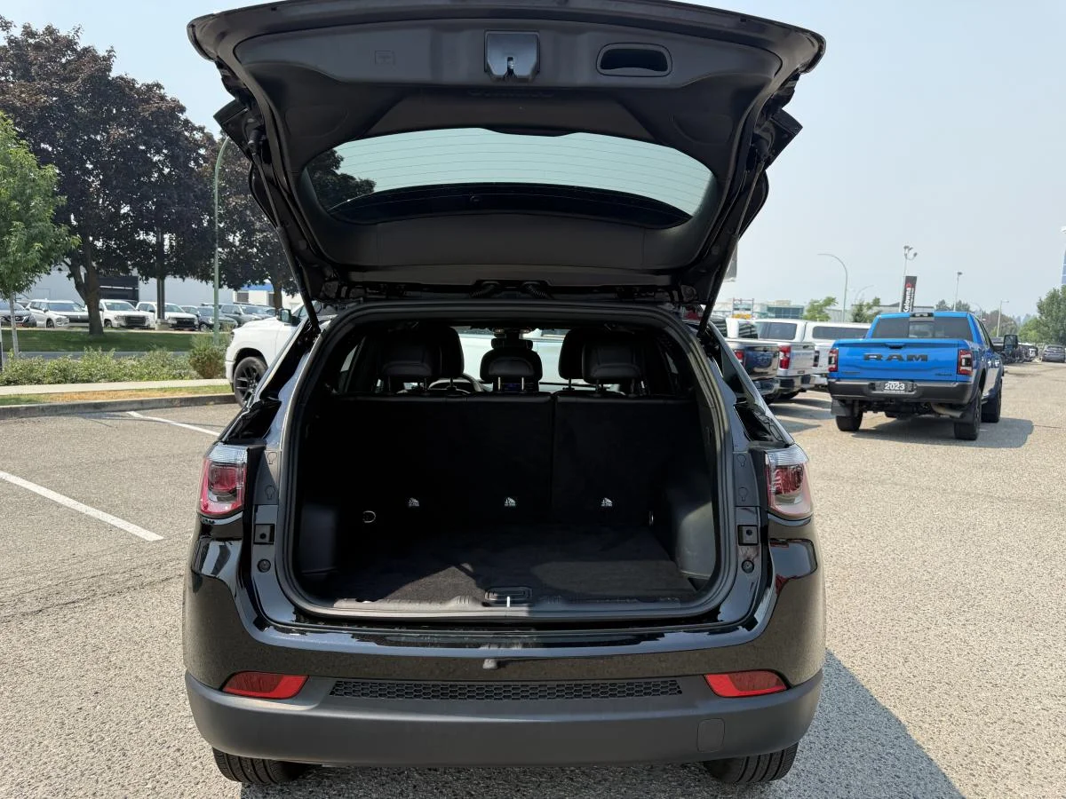 Used 2025 Black Jeep High Altitude image 6