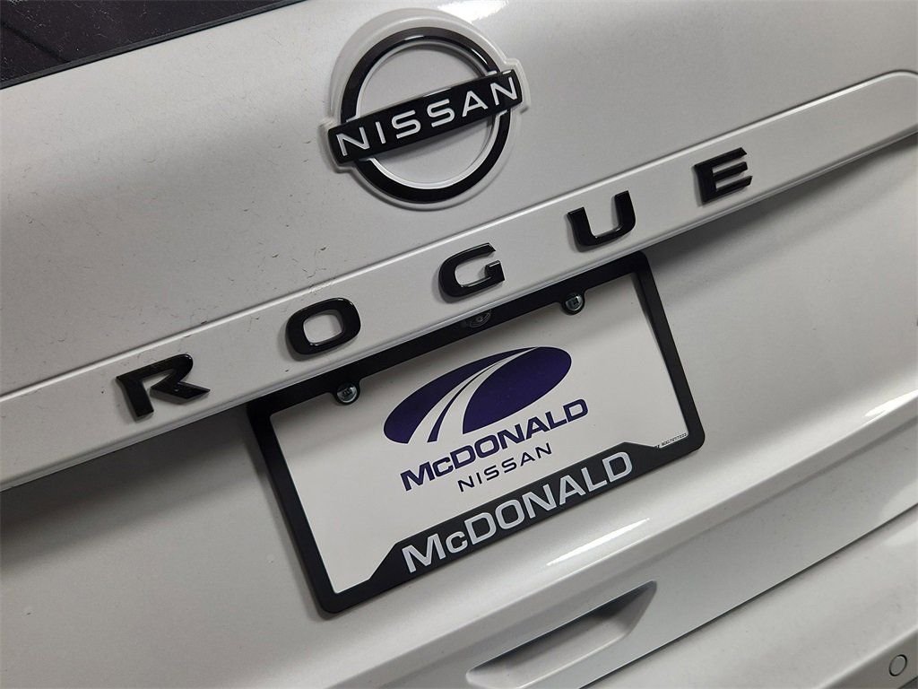 New 2026 Everest White Pearl TriCoat Nissan Dark Armor™ image 9