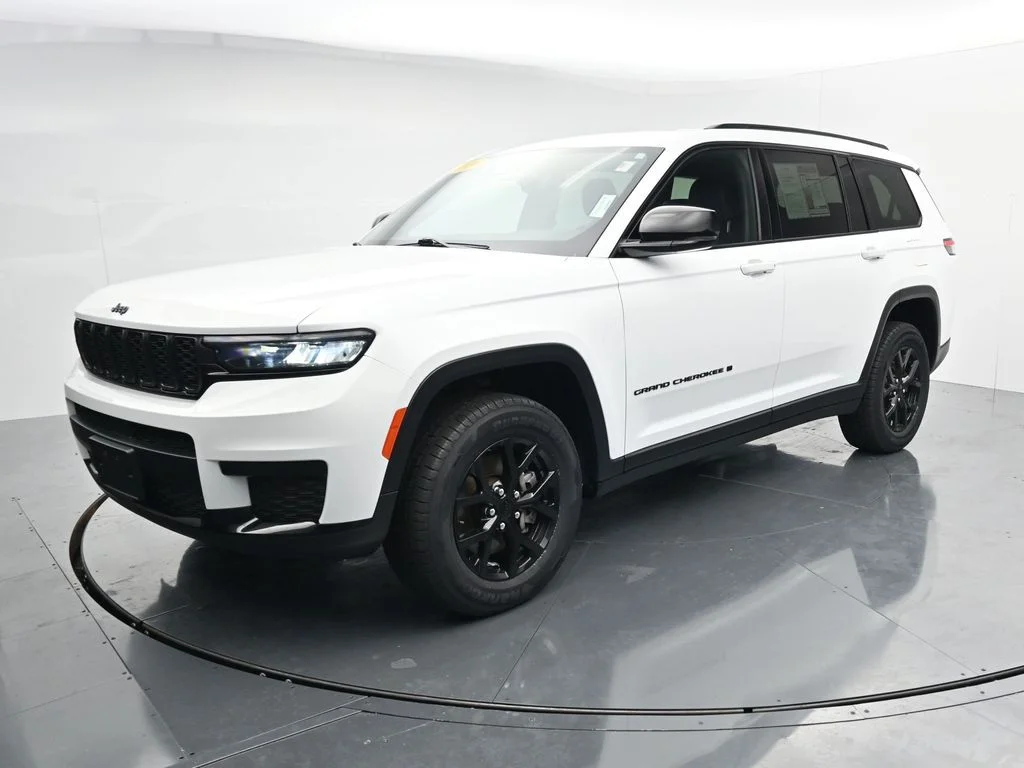 Used 2024 White Jeep Altitude image 3