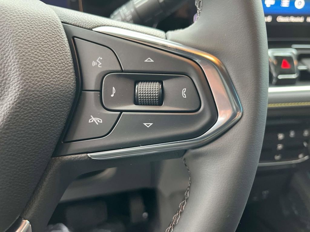 Used 2025 Iridescent Pearl Tricoat Chevrolet ACTIV image 27