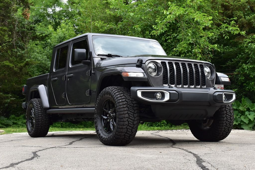 Used 2022 Crystal Metallic Jeep Sport image 9