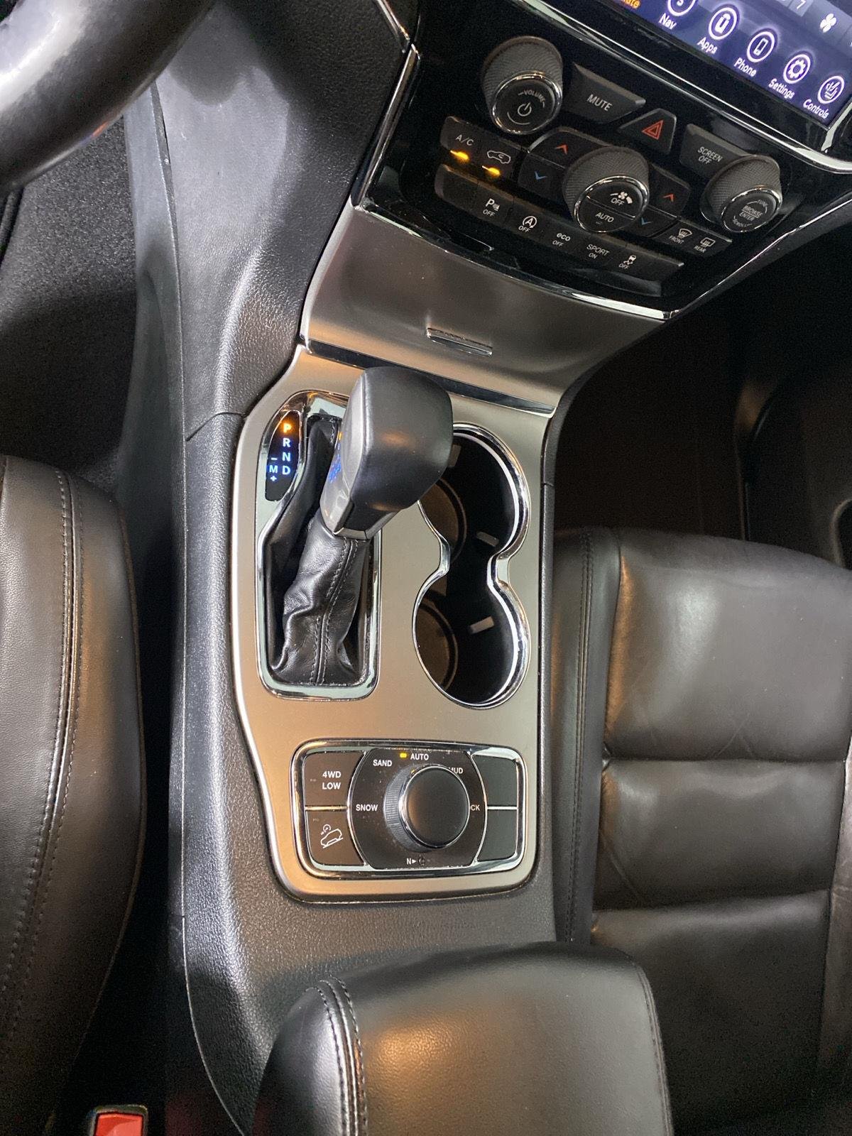 Used 2020 Diamond Black Crystal Pearlcoat Jeep Limited image 23