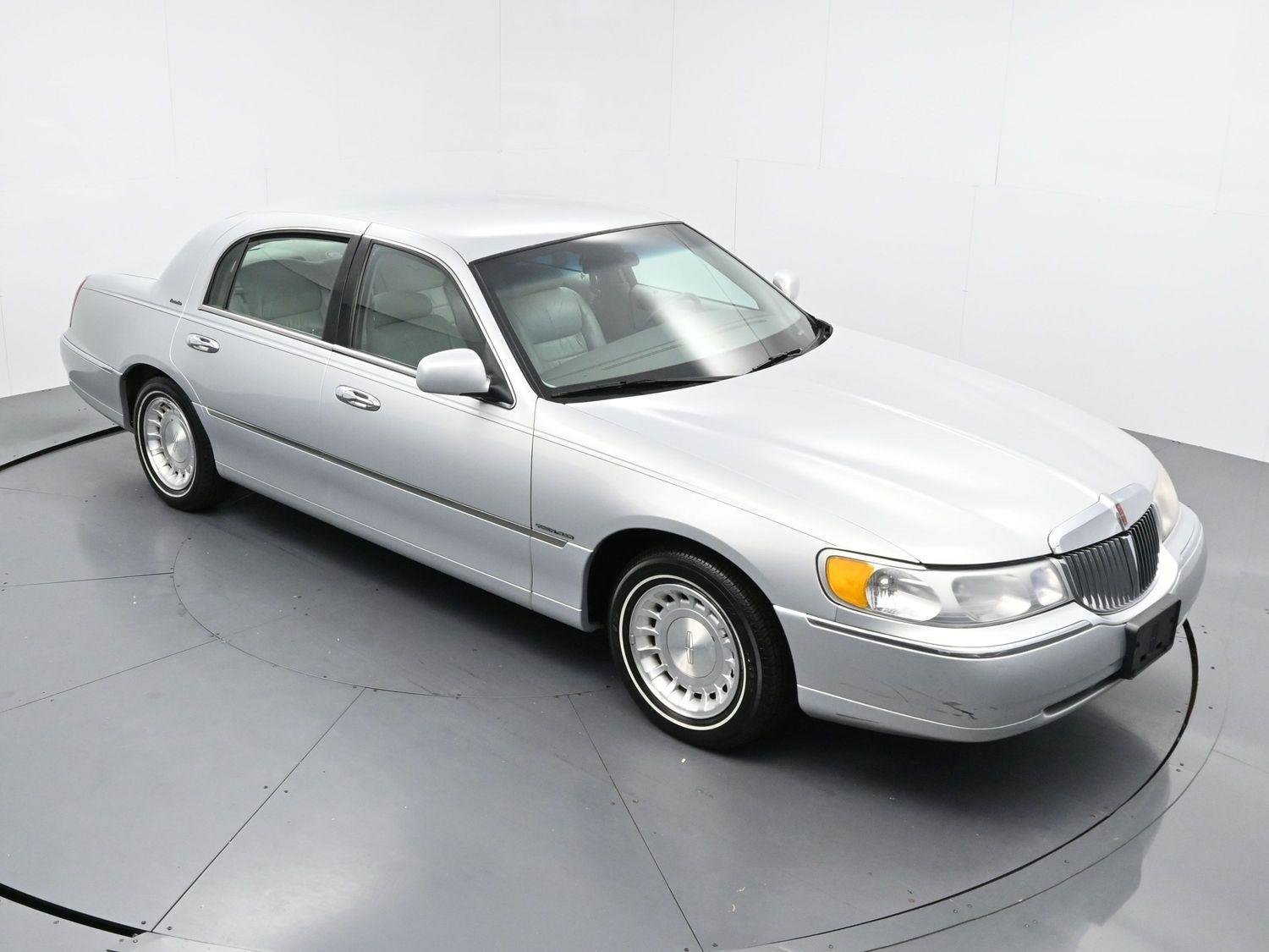 Used 2000  Lincoln Executive image 29