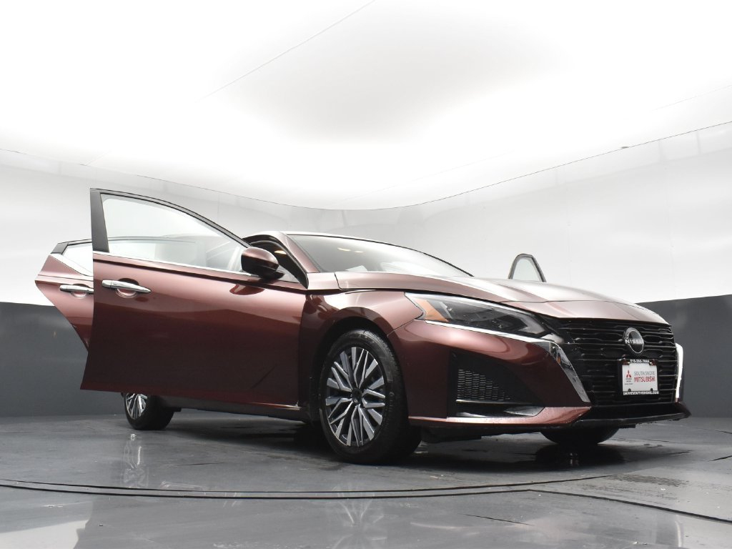 Used 2023 Red Nissan 2.5 SV image 30