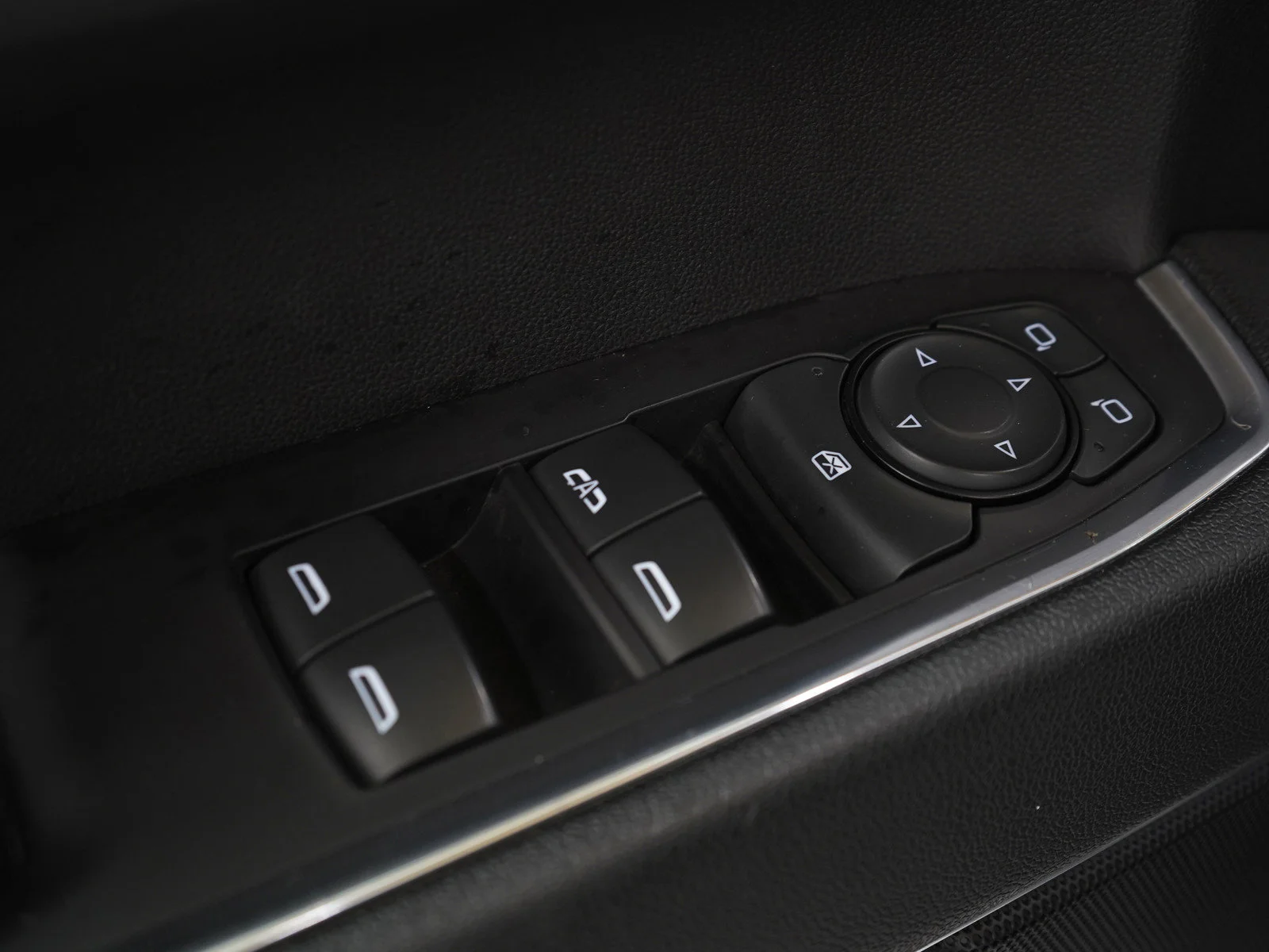 Used 2023 White GMC SLE image 23