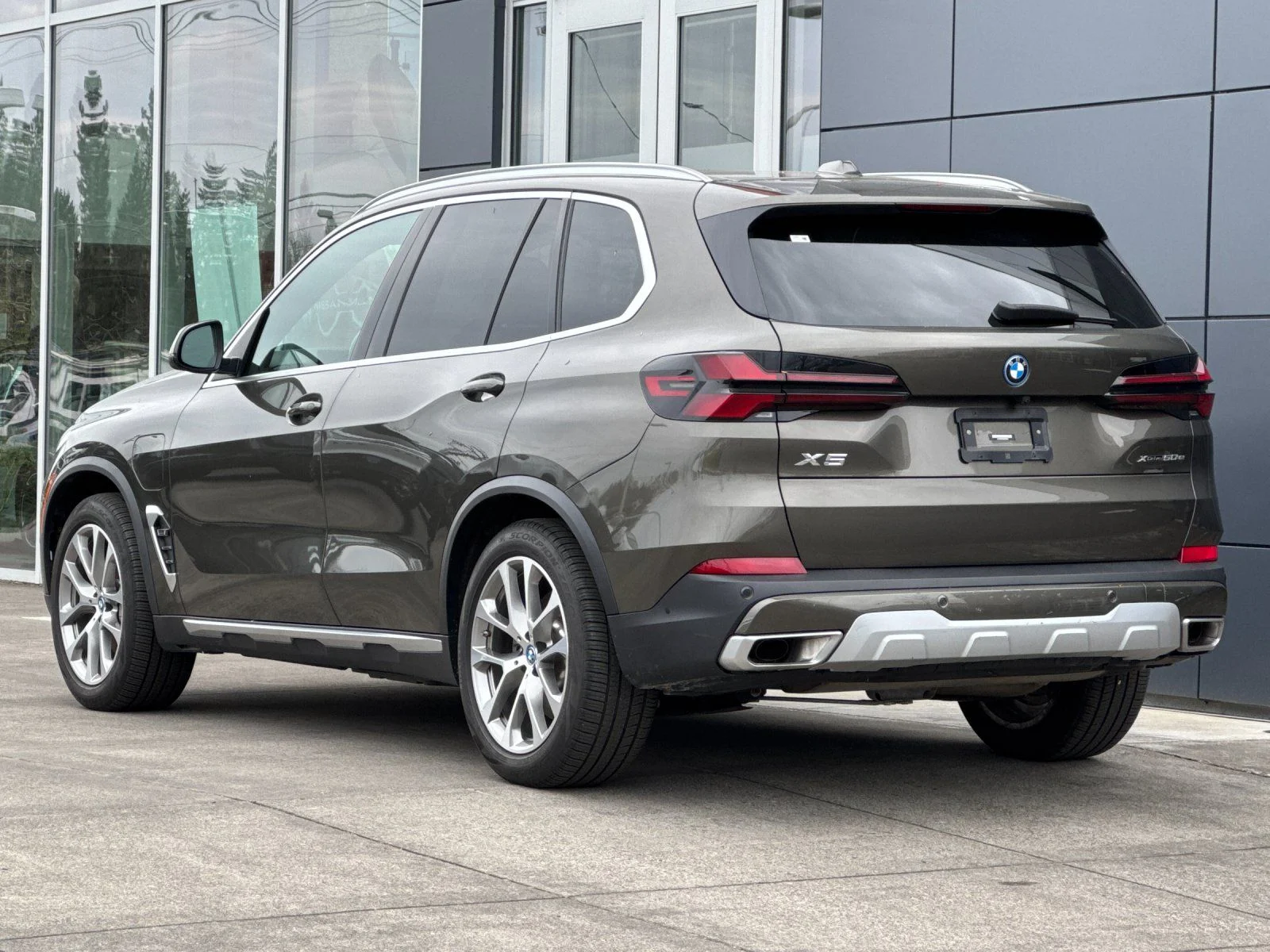 Used 2024 Manhattan Green Metallic BMW xDrive50e image 5