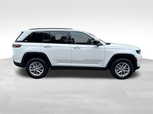 New 2026 Bright White Clear-Coat Exterior Paint Jeep Laredo image 8