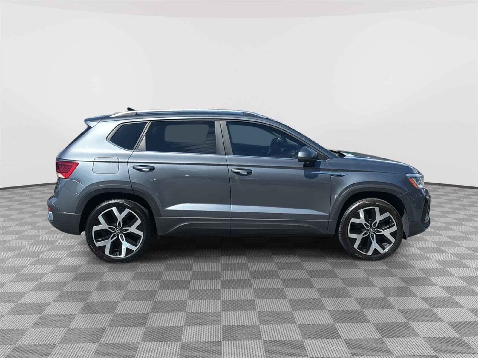 Used 2022 Platinum Gray Metallic Volkswagen SEL image 4