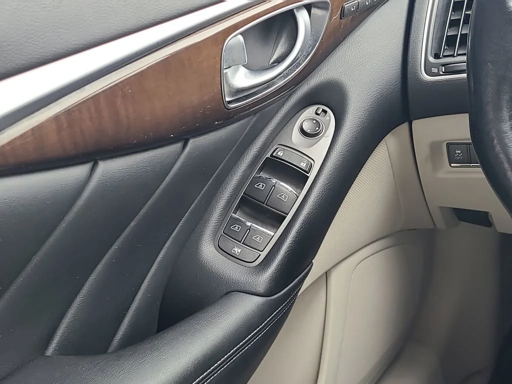 Used 2014 Silver INFINITI Premium image 18