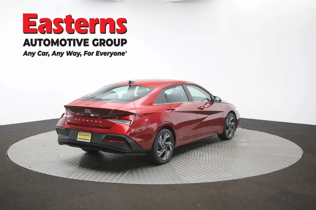Used 2025 Red Hyundai SEL Convenience image 42