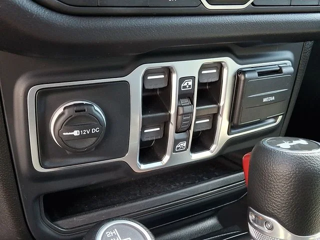 Used 2025 White Jeep Sahara image 20