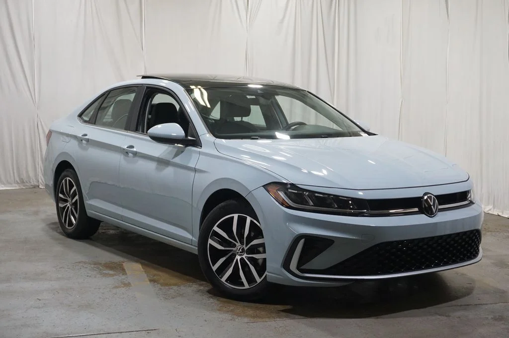 Certified Used 2025 Gray Volkswagen 1.5T SE image 3