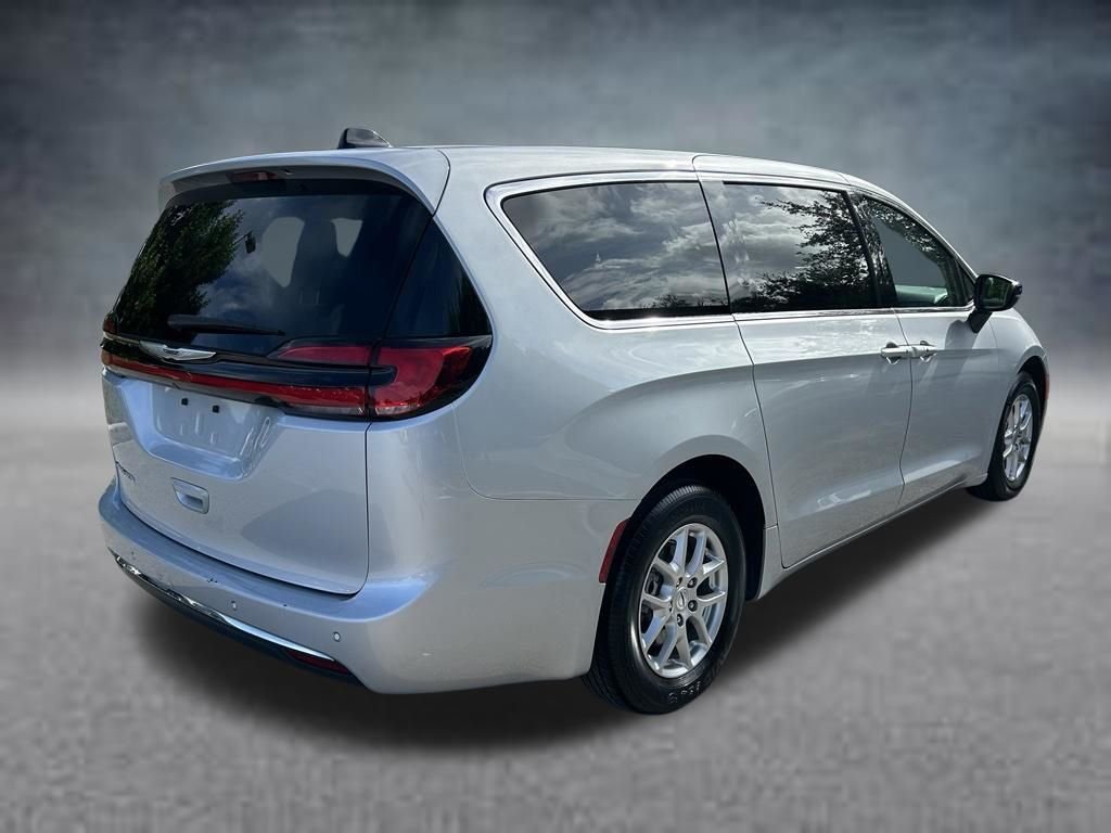 Used 2024 Silver Chrysler Touring L image 5