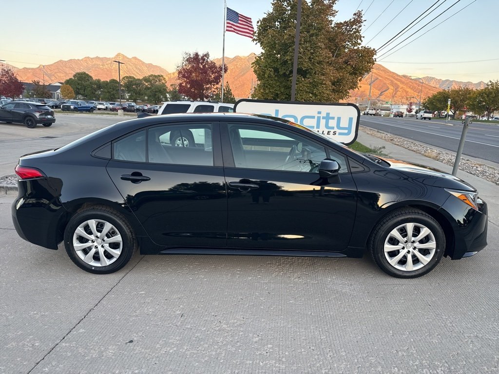 2025 Toyota Corolla LE photo 2