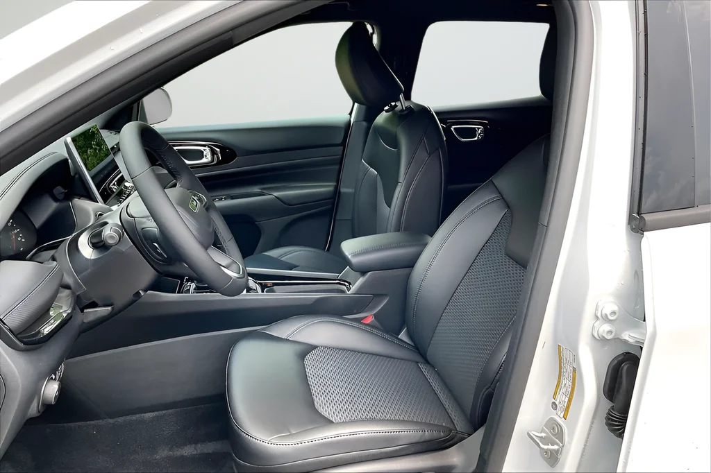 New 2026 Bright White Clearcoat Jeep Latitude image 10