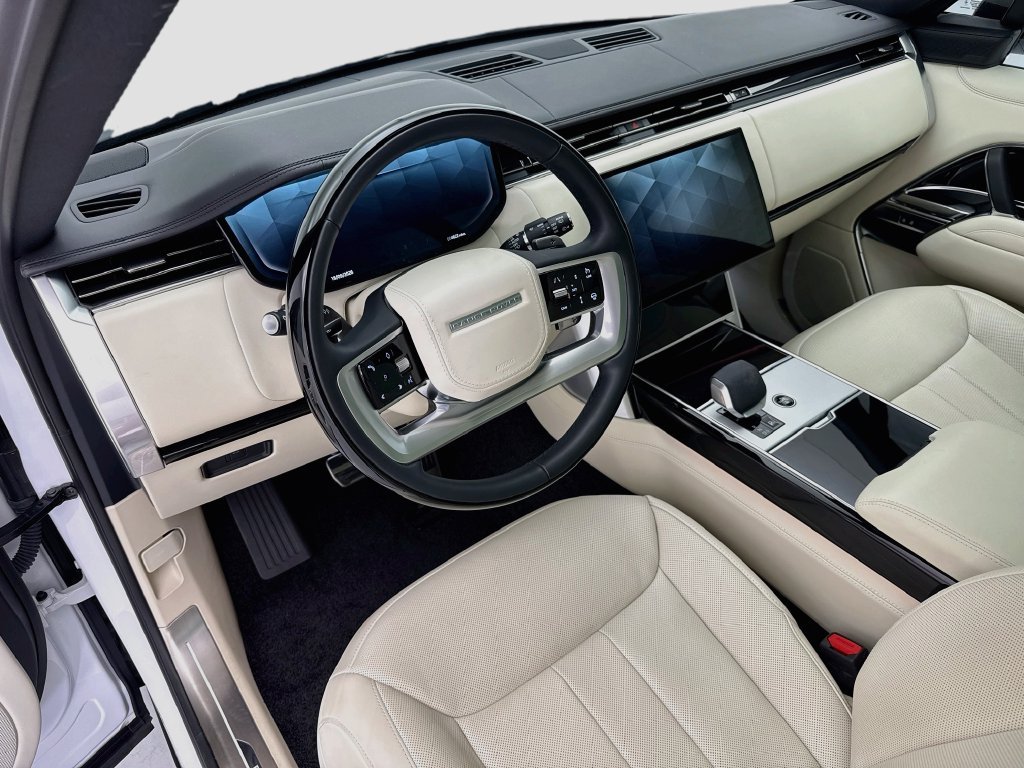 Certified Used 2025 Fuji White Land Rover SE image 9