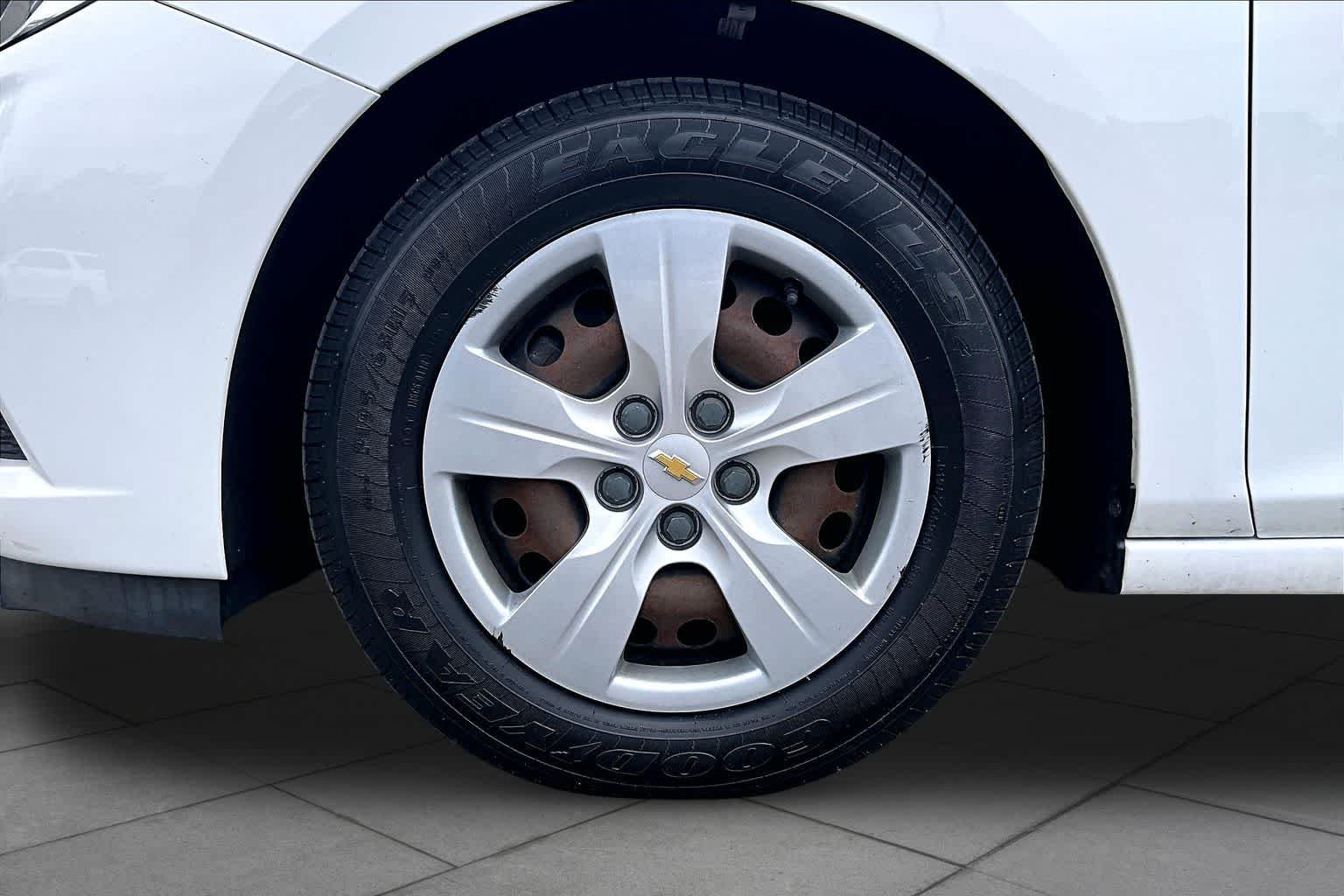 Used 2018 Summit White Chevrolet LS image 11