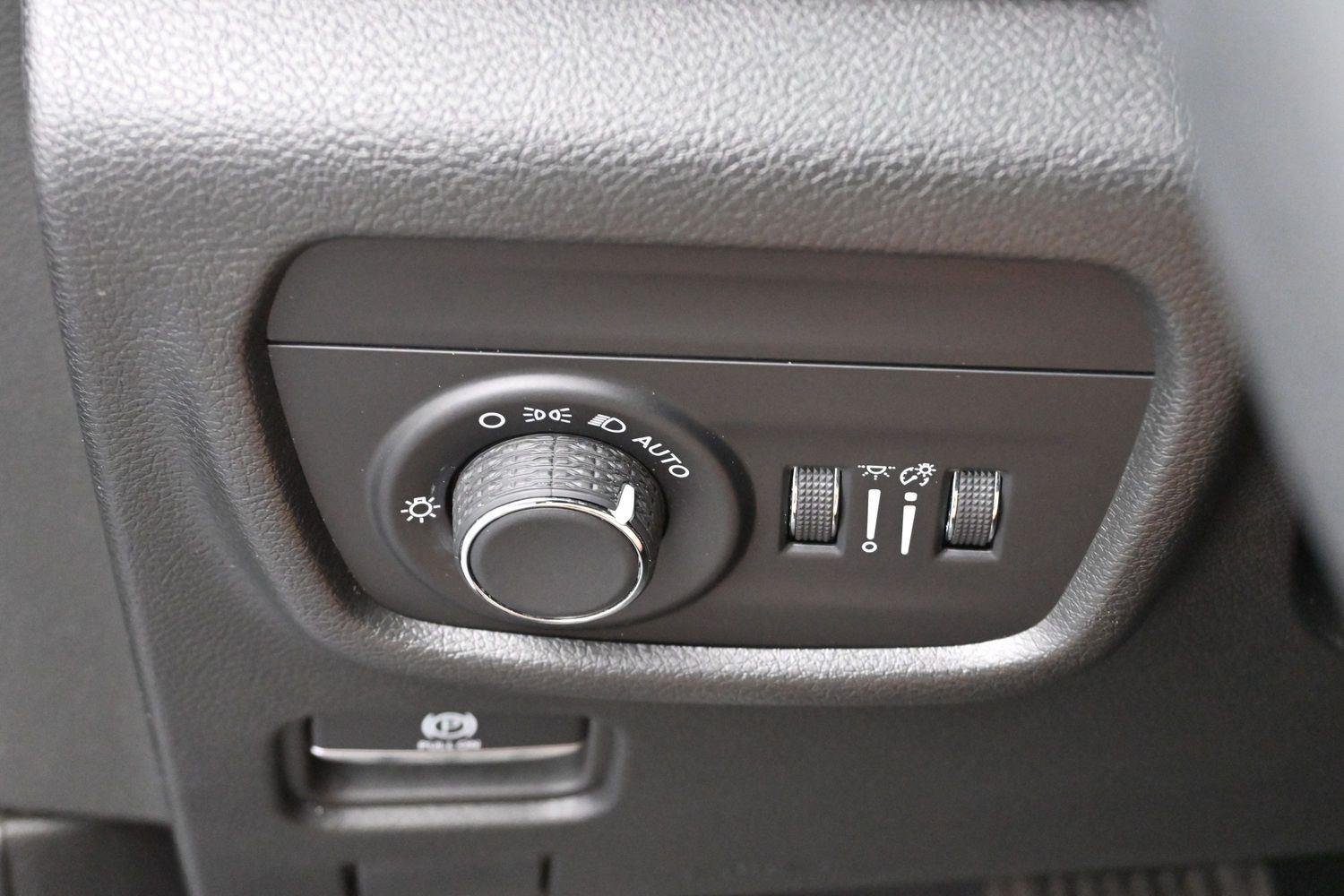 Used 2023 Diamond Black Crystal Pearlcoat Jeep Altitude image 25