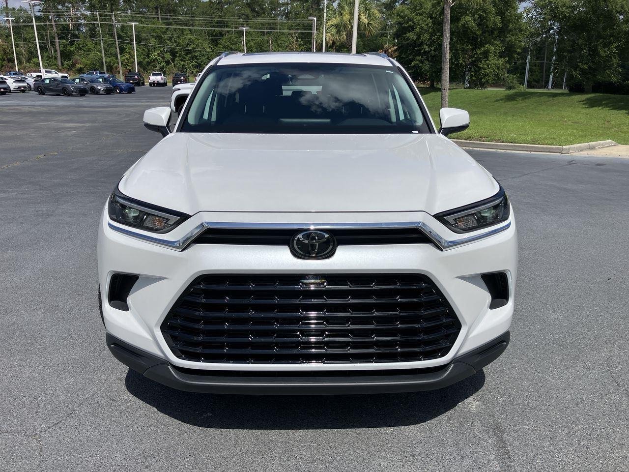 Used 2024 White (Wind Chill Pearl) Toyota XLE AWD image 8