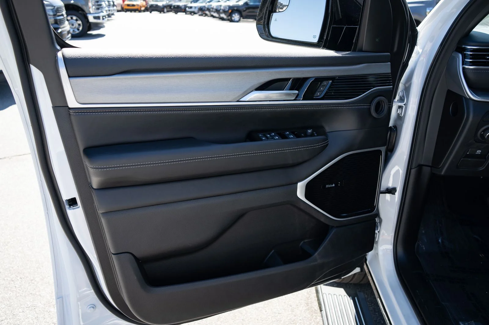 New 2026 Bright White Clear-Coat Exterior Paint Jeep Limited Reserve image 17
