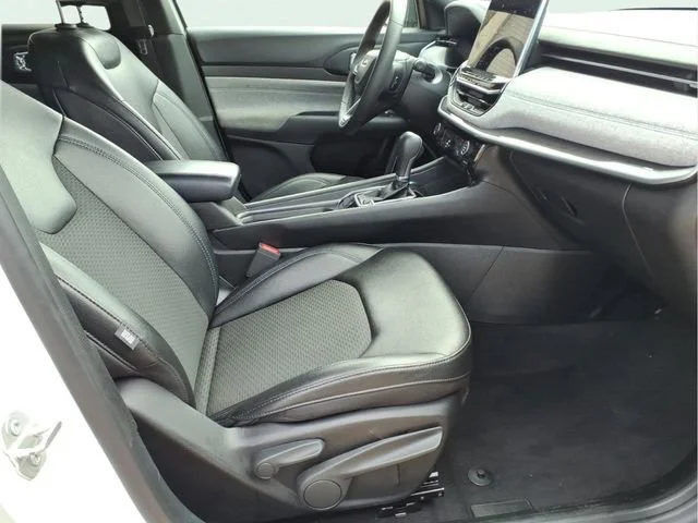 Used 2024  Jeep Latitude image 21