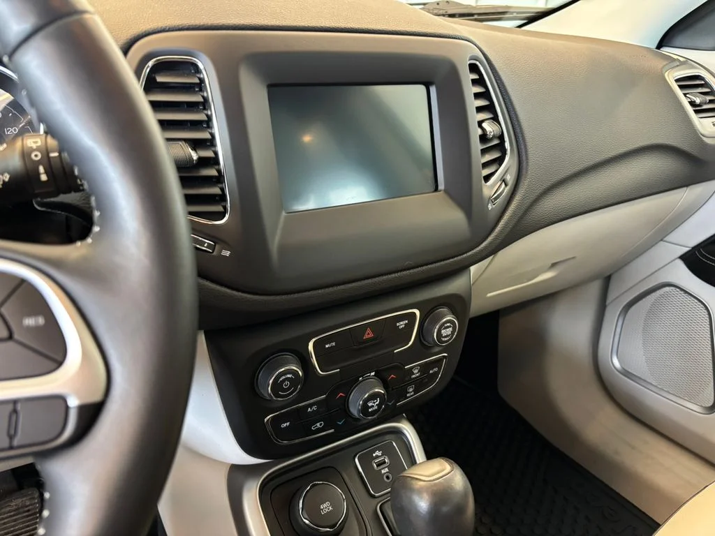 Used 2018 Blue Jeep Latitude image 18