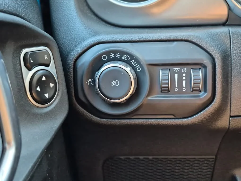 Used 2019 Bikini Pearlcoat Jeep Sport S image 15
