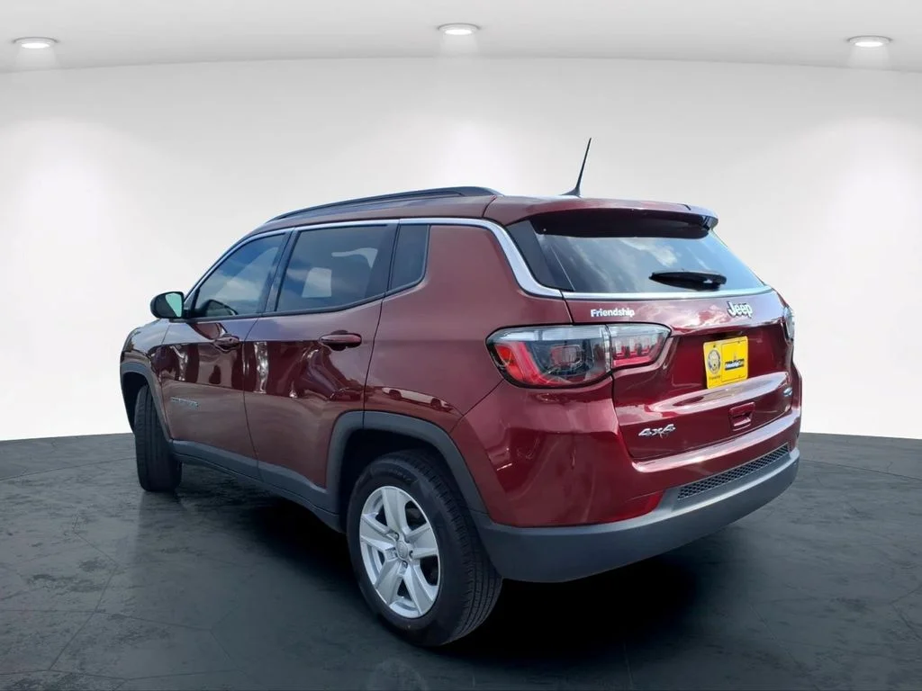 Used 2022 Red Jeep Latitude image 11