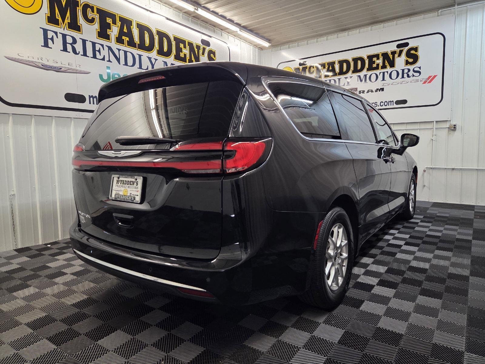Used 2023 Brilliant Black Crystal Pearlcoat Chrysler Touring L image 4
