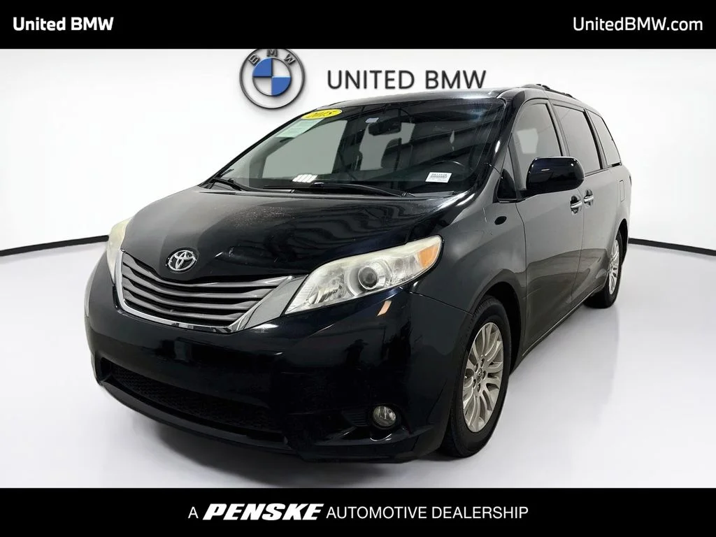 2015 Toyota Sienna XLE V6 7-Passenger Access Seat's photo