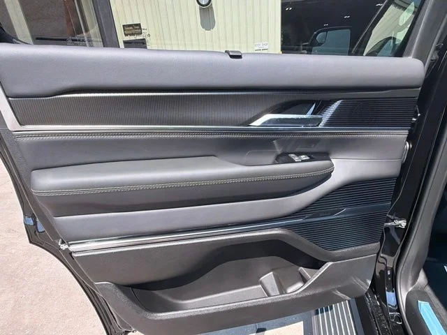 New 2026 High Gloss Black Exterior Paint Jeep Summit Obsidian image 13