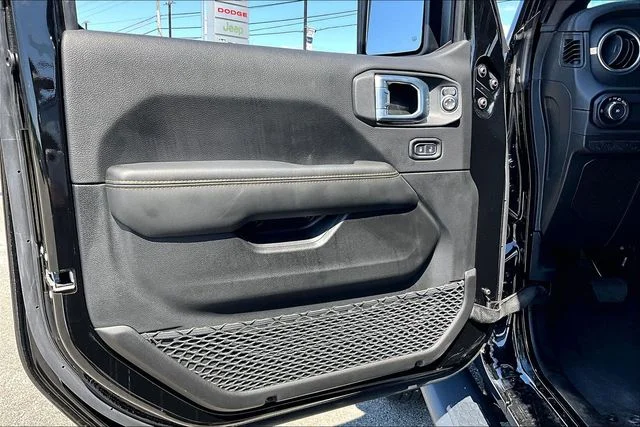 New 2026 Black Clear-Coat Exterior Paint Jeep Sahara image 14