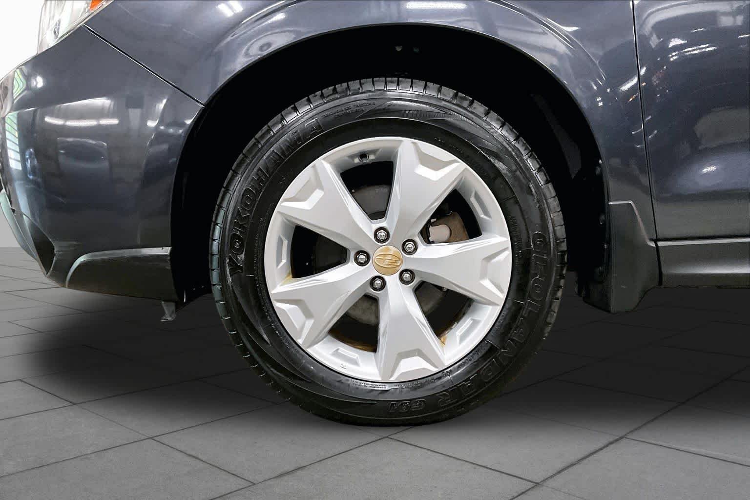 Used 2015 Dark Gray Metallic Subaru 2.5i Premium image 11