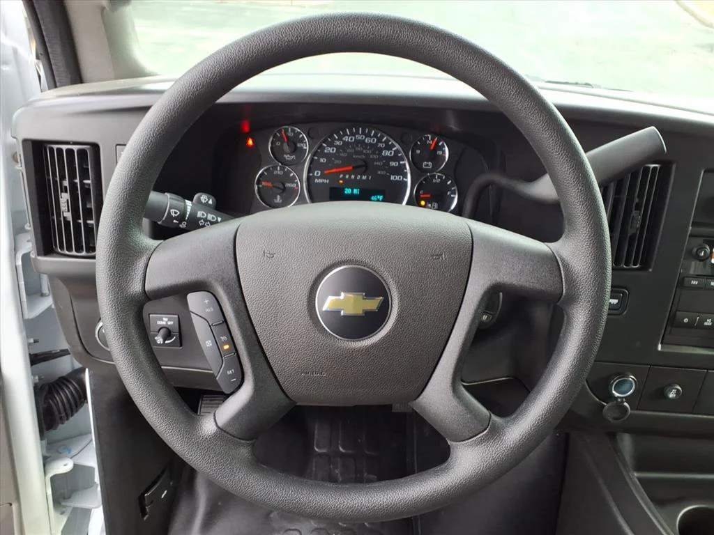 New 2025 Summit White Chevrolet 1WT image 11