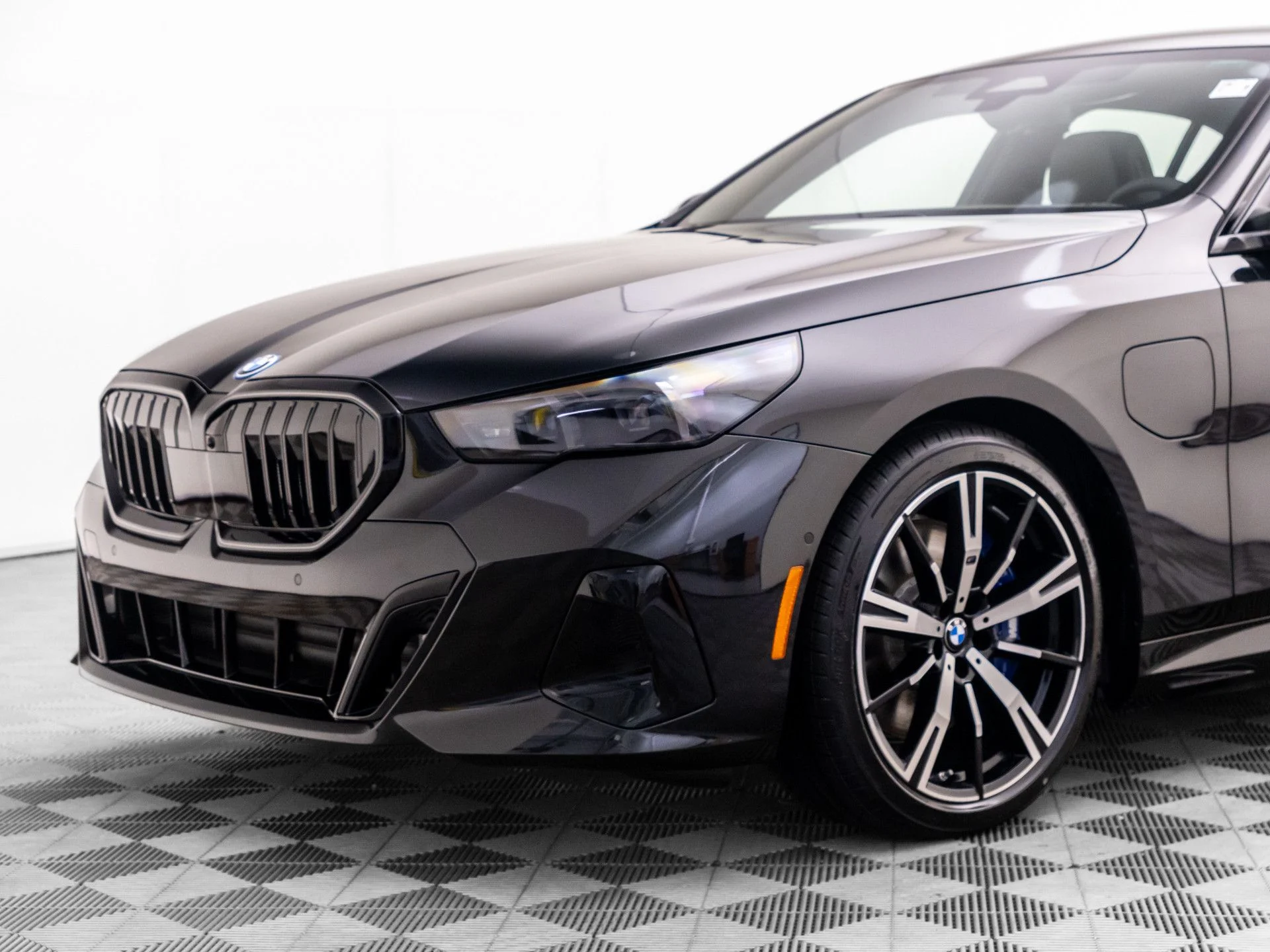 New 2027 Dk. BMW 550e xDrive image 38