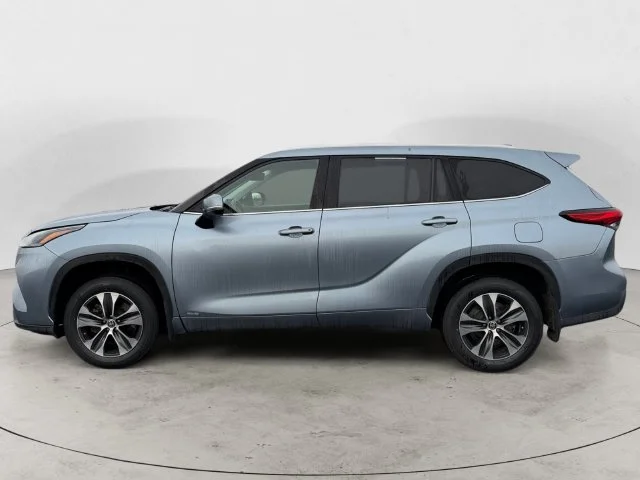 Used 2022 Moon Dust Toyota XLE image 8