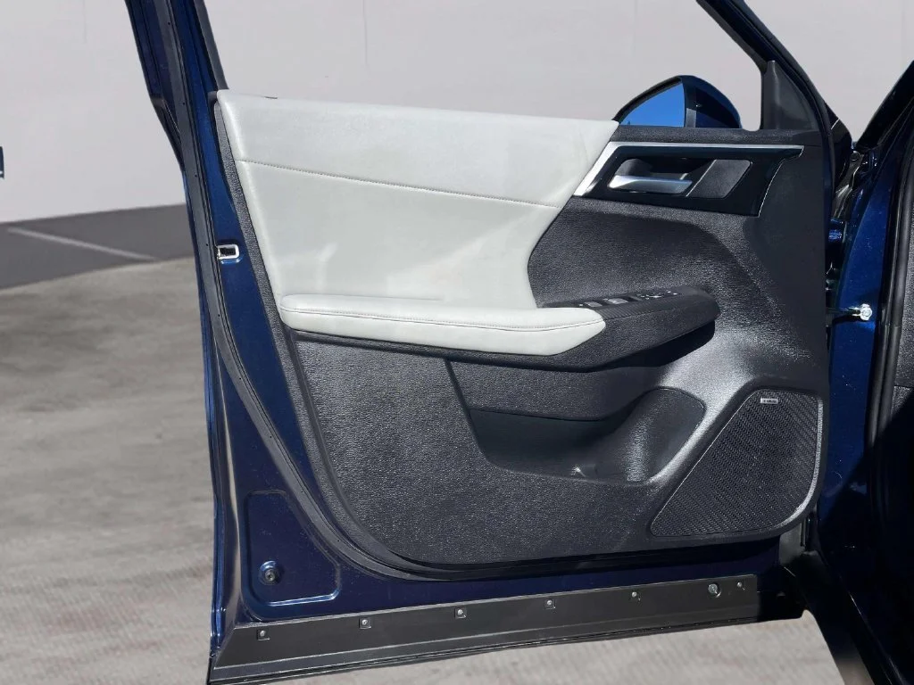 Used 2025 Cosmic Blue Metallic Mitsubishi  image 21