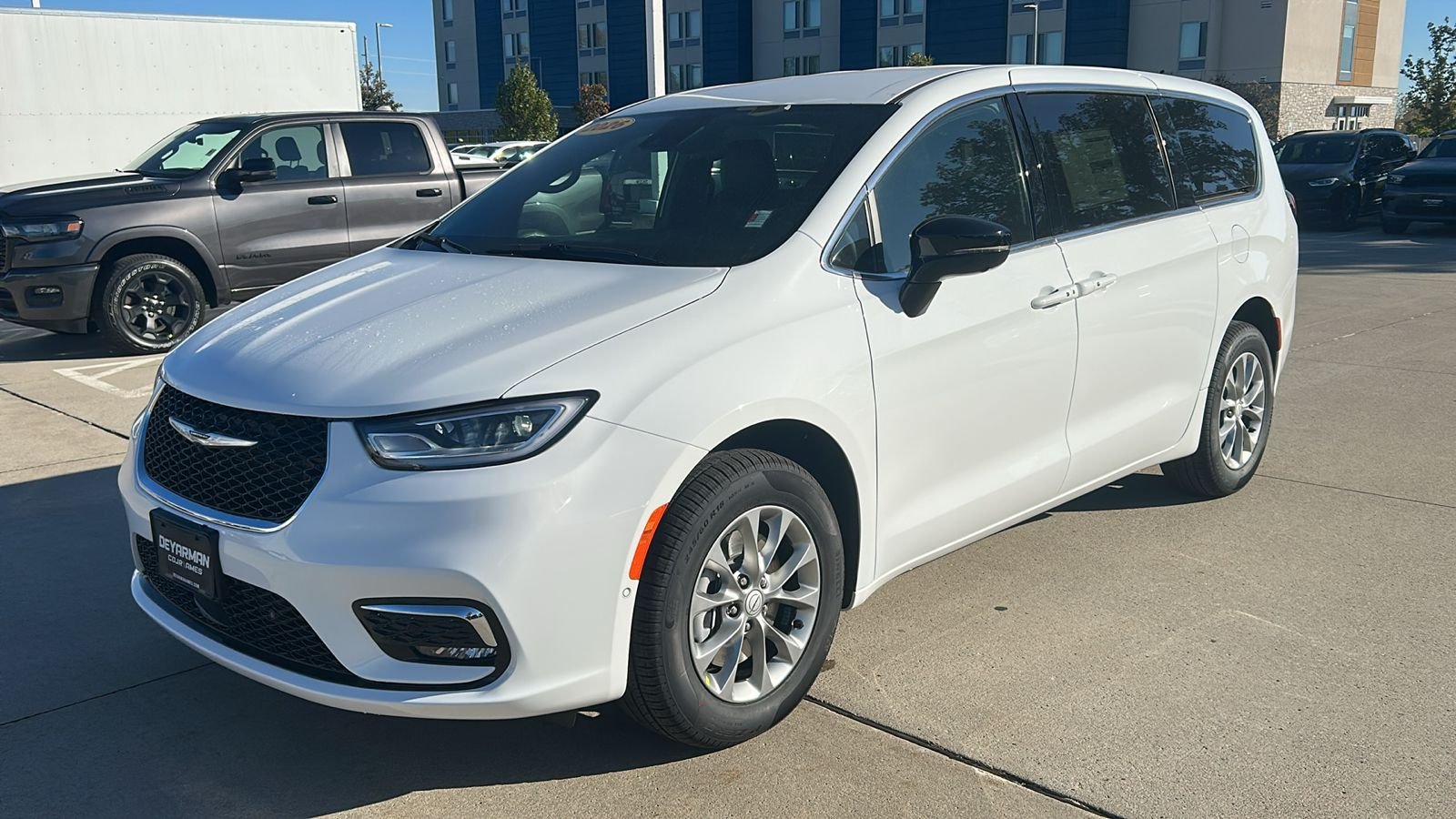 New 2026 Bright White Clear-Coat Exterior Paint Chrysler Select image 7