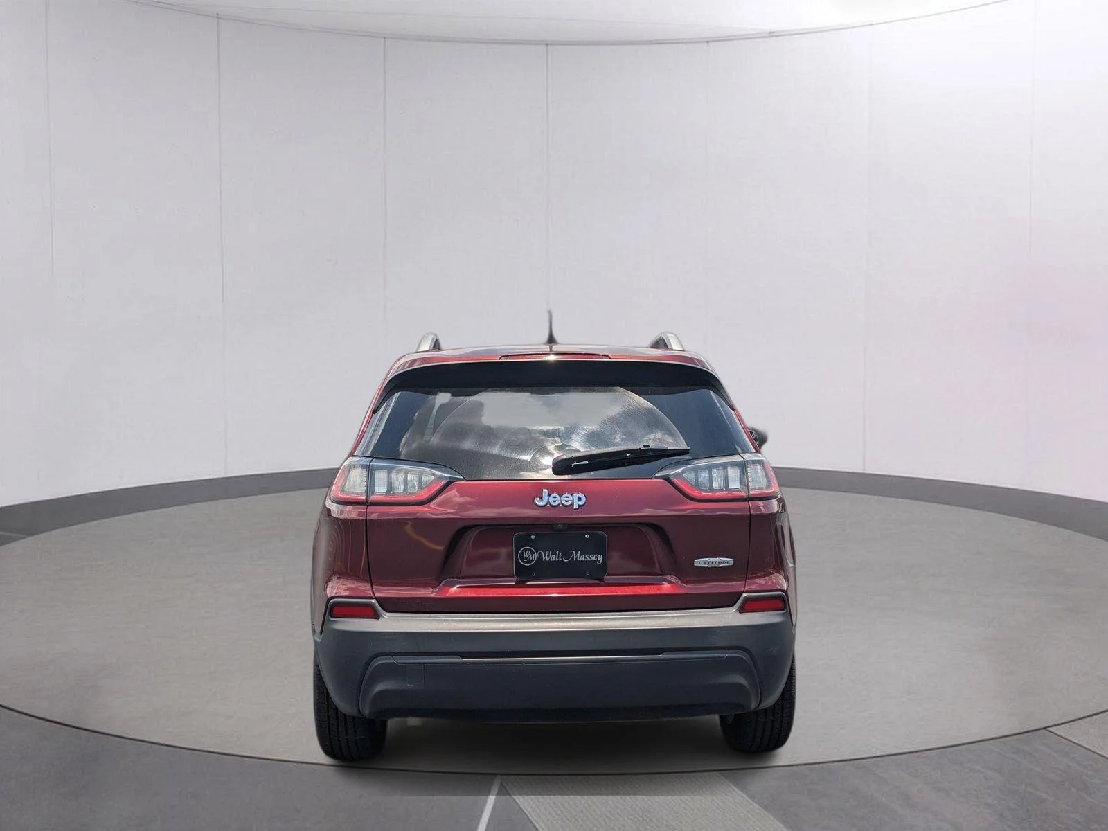 Used 2019 Velvet Red Pearlcoat Jeep Latitude image 4