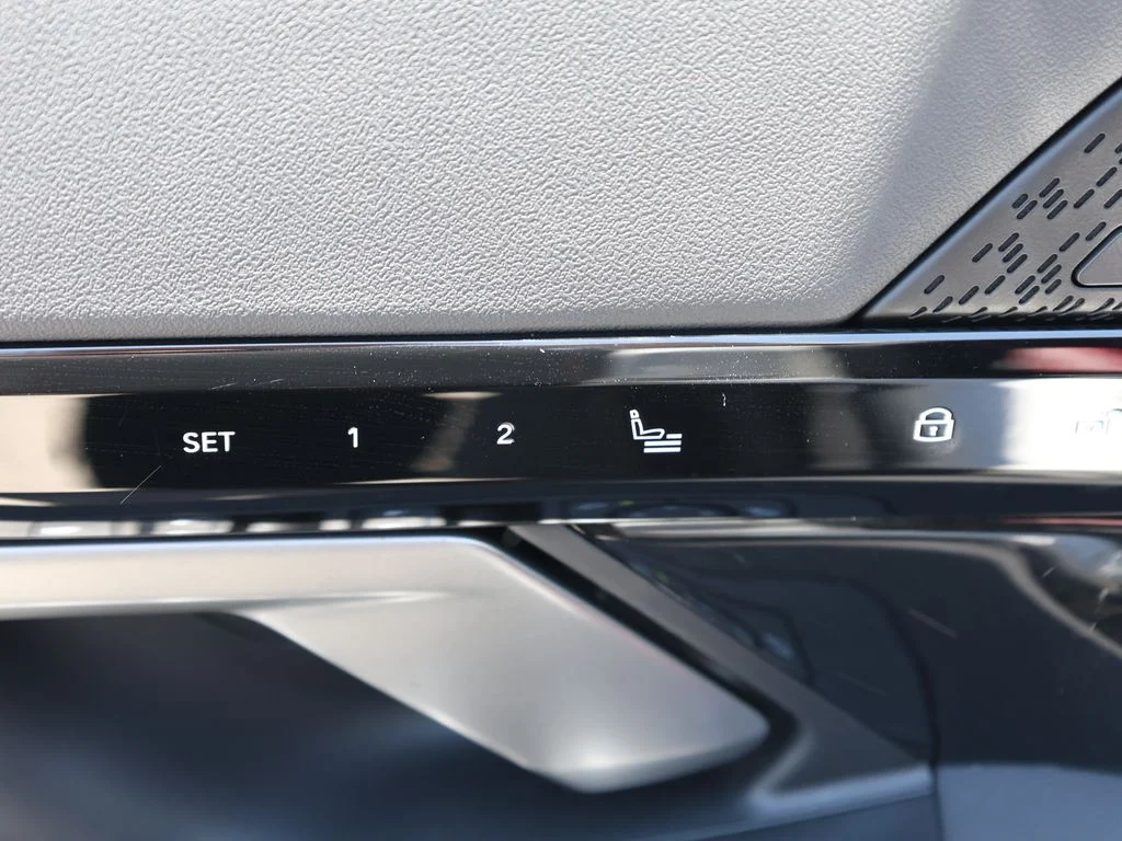 Used 2025 White BMW 530i image 13
